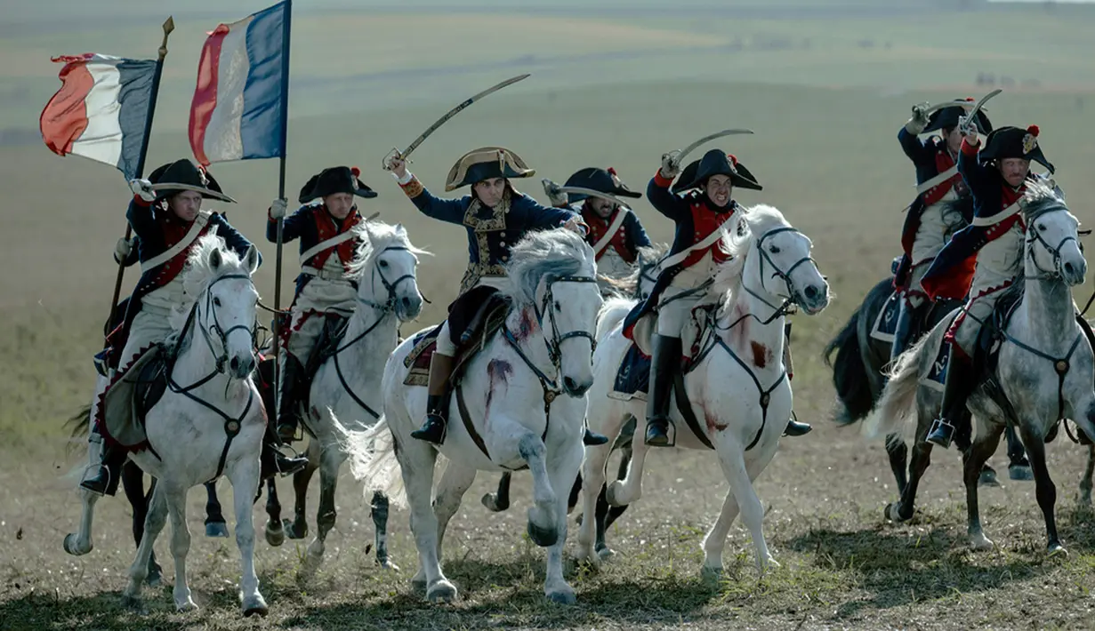 Melalui trailer yang dirilis terlihat beberapa adegan menegangkan terutama ketika era Revolusi Prancis di tahun 1793. Raja Prancis Louis XVI dieksekusi di hadapan para masyarakat. (Apple TV+ via AP)