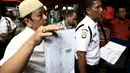 PT Cakra Asia Agung memperlihatkan dokumen pemanfaatan tanah gedung Mall Jatinegara Xtaiment, Jakarta, Senin (13/4/2015). (Liputan6.com/Johan Tallo)