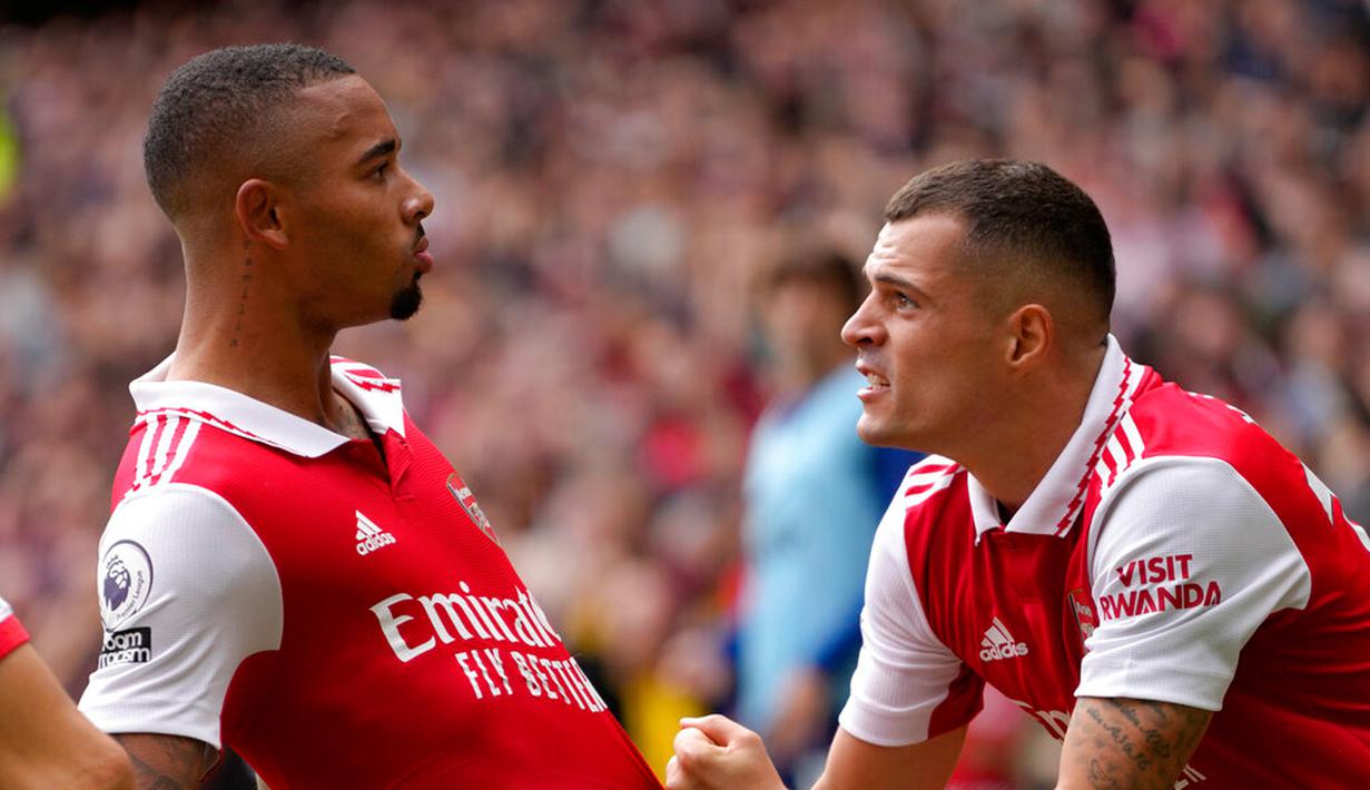 Pemain Arsenal Gabriel Jesus (kiri) merayakan dengan rekan setimnya Granit Xhaka usai mencetak gol ke gawang Tottenham Hotspur pada pertandingan sepak bola Liga Premier Inggris di Emirates Stadium, London, Inggris, 1 Oktober 2022. Arsenal menang 3-1. (AP Photo/Kirsty Wigglesworth)