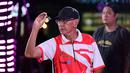 Pemain Darts, Haji Suwendi saat berkompetisi dalam turnamen Darts National Competition series 2 yang berlangsung di Sedayu City, Jakarta, Minggu (28/04/2024). Haji Suwendi kalah dari Tirta Suparjo dengan skor 1-3. (Bola.com/Revi Muzaki)