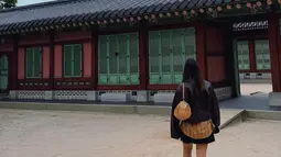 Raisa mengunjungi salah satu bangunan tradisional di Korea Selatan. Sepertinya ini merupakan salah satu istana peninggalan Joseon yang terkenal di Seoul sebagai salah satu destinasi wisata. (Foto: Instagram/ raisa6690)