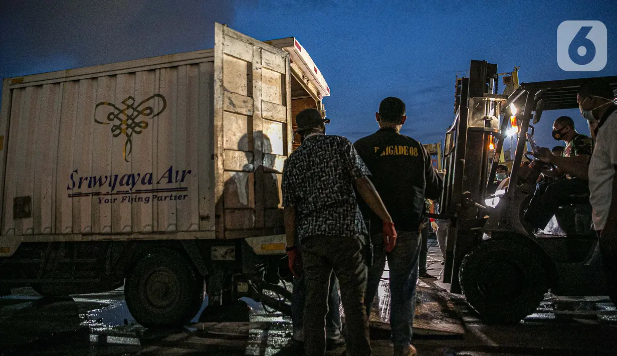 Petugas memuat serpihan Sriwijaya Air SJ 182 ke dalam truk di Terminal JICT 2, Tanjung Priok, Jakarta, Kamis (21/1/2020).  Serpihan Sriwijaya Air SJ 182 dipindahkan dari Terminal JICT 2 ke kantor KNKT untuk dilakukan pemeriksaan dan identifikasi. (Liputan6.com/Faizal Fanani)