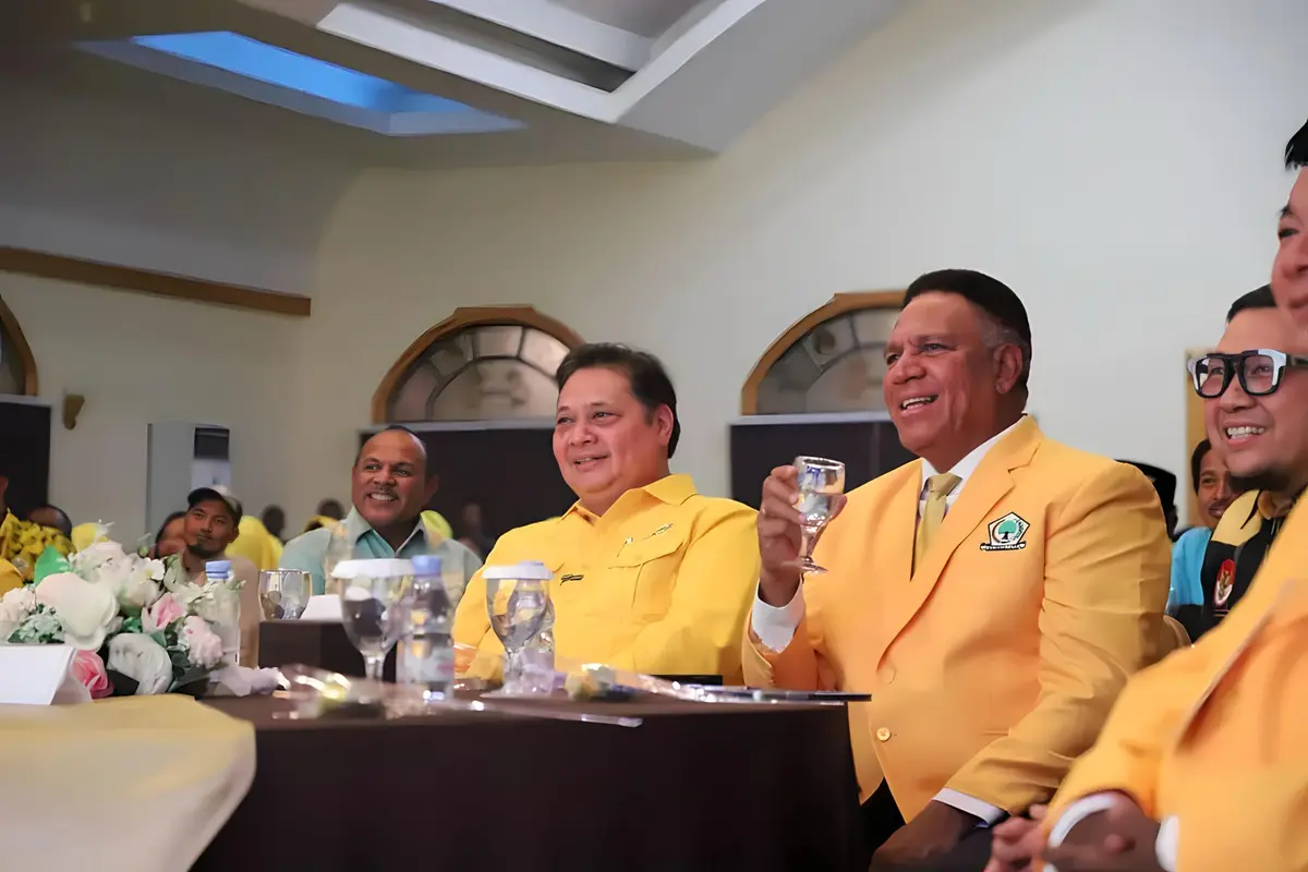 Ketua Umum DPP Partai Golkar Airlangga Hartarto bersama mantan kapolda Papua Komjen Pol (purn) Paulus Waterpauw yang menjadi Ketua DPD Golkar Papua Barat (Istimewa)
