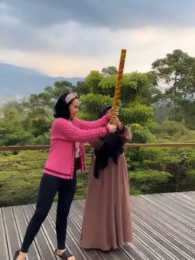 Diliputi Suasana Haru, Ini 7 Momen Gender Reveal Kehamilan Denise Chariesta