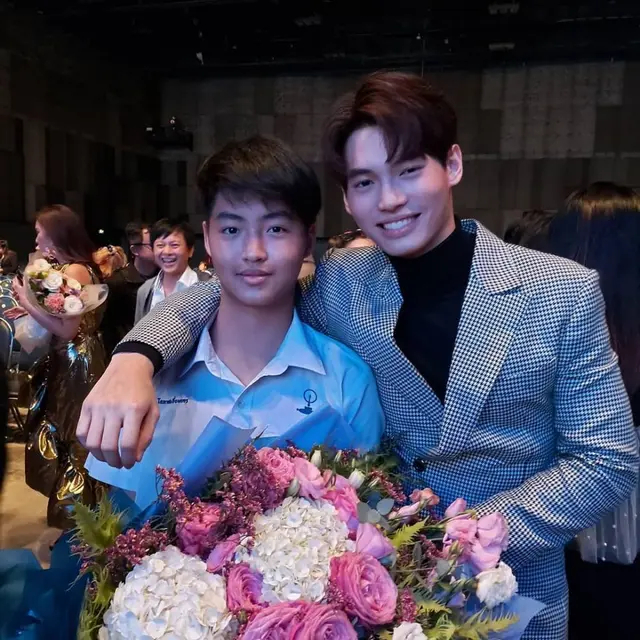 Tak Kalah Hits, Ini Potret 6 Kebersamaan Win Metawin dan Sang Adik