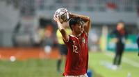 Teranyar umpan maut Pratama Arhan memakan korban kala Timnas Indonesia melawan Curacao. Pemain Tokyo Verdy itu melakukan lemparan jarak jauh yang jitu dan mampu disambut baik dengan sundulan oleh Fachruddin Aryanto hingga berujung gol ke gawang lawan. (Bola.com/M iqbal Ichsan)