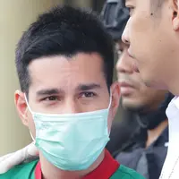 Steve Emmanuel dihadirkan saat rilis pengungkapan kasus narkoba di Polres Metro Jakarta Barat, Kamis (27/12). Polisi menyita barang bukti kokain seberat 92,04 gram dari Steve Emmanuel pada 21 Desember 2018 malam. (Liputan6.com/Herman Zakharia)