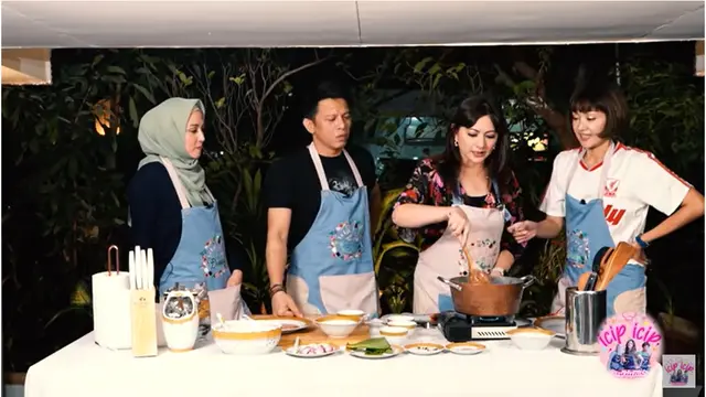 Disebut Cocok, Ini 6 Kebersamaan Ariel NOAH dan Dina Lorenza Masak Bareng