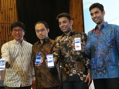 Ki-ka: COO PT Elang Mahkota Teknologi (Emtek) Sutanto Hartanto, CEO PT Kreatif Media Karya (KMK Online) Adi Sariaatmadja, CEO Girnar Soft Amit Jain dan CEO Oto.com Mohit Yadav saat peluncuran Oto.com di Jakarta, Rabu (28/9).(Liputan6.com/Angga Yuniar)