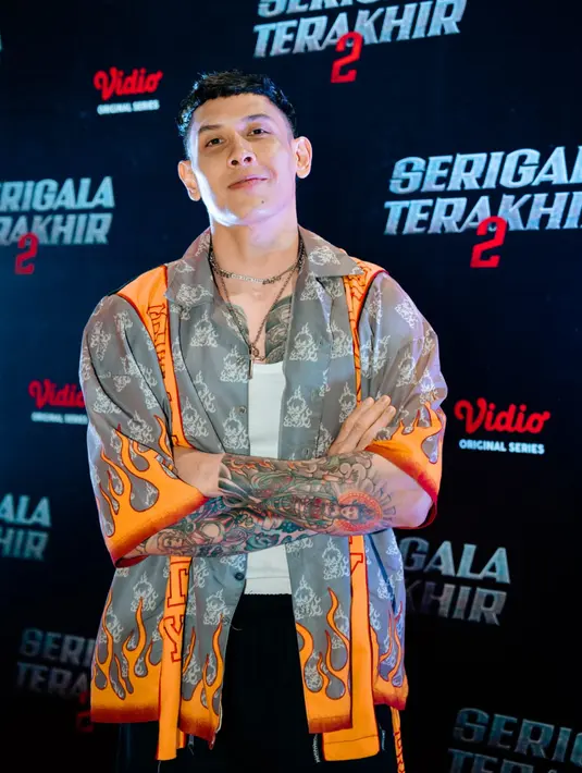 Lewat pernyataan tertulis yang diterima Showbiz Liputan6.com, pekan ini, Tommy Dewo menjanjikan Serigala Terakhir musim kedua lebih meriah ketimbang jilid sebelumnya. “Kami coba memperluas universe Serigala Terakhir, dari sisi apa saja yang ada di luar Naga Hitam. Ketika menghadirkan kelompok lain, diperlukan karakter yang mewakili kelompok tersebut, maka karakter di musim kedua lebih banyak. Ganindra Bimo misalnya,” katanya. (Foto: Dok. Poplicist)