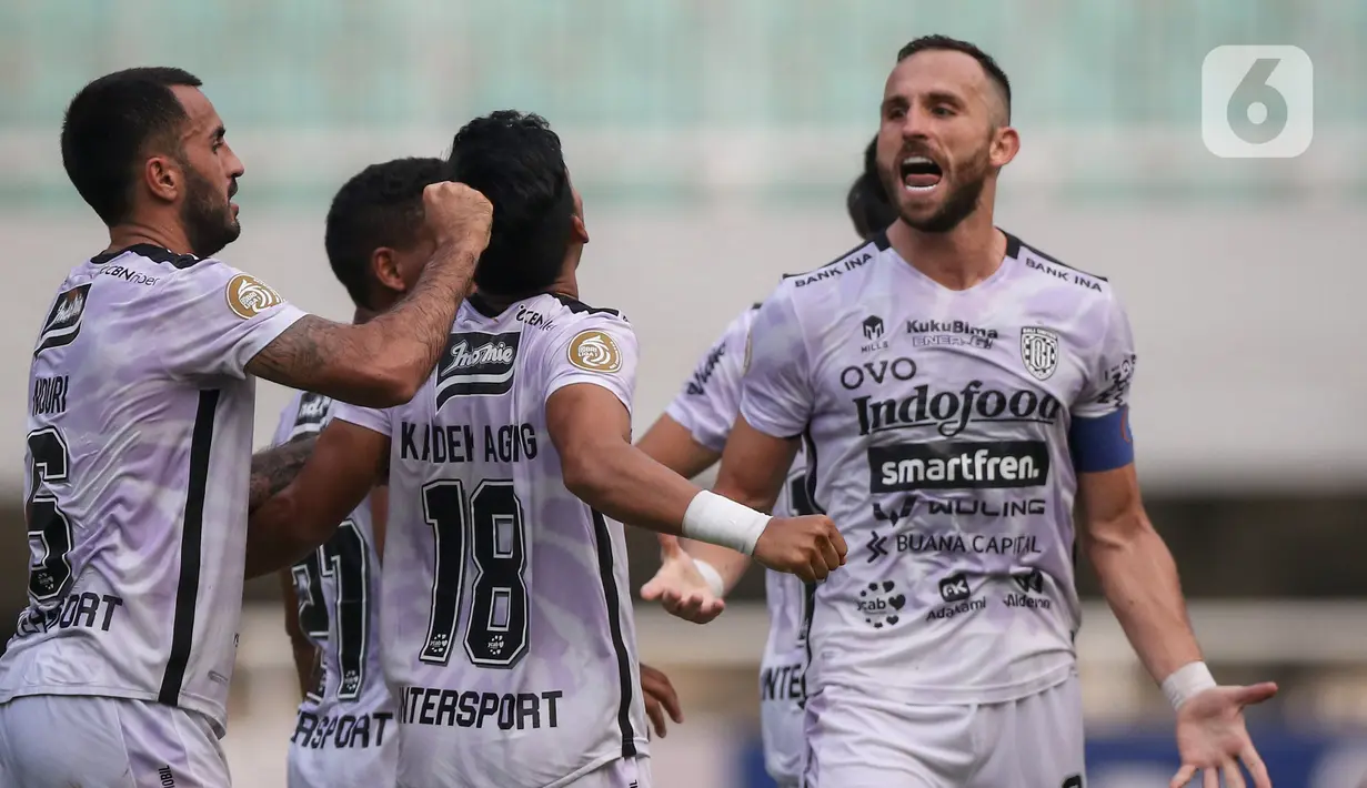 Penyerang Bali, Ilija Spasojevic (kanan) merayakan gol kemenangan timnya saat laga pekan keempat BRI Liga 1 2021/2022 antara Persita Tangerang melawan Bali United di Stadion Pakansari, Bogor, Jumat (24/09/2021) WIB. (Bola.com/Bagaskara Lazuardi)