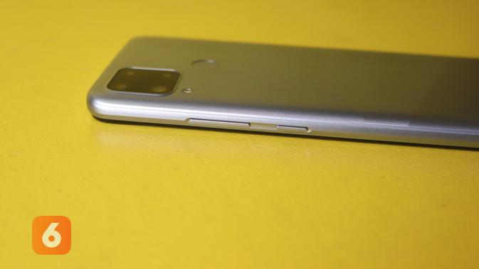 Realme C15, tombol volume dan Power di sisi kanan (Liputan6.com/ Agustin Setyo W)