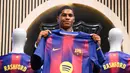 Marcus Rashford menunjukkan jersey Barcelona saat diperkenalkan sebagai pemain baru Balugrana untuk musim panas ini. (AFP/Josep Lago)