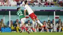 Bek Polandia, Bartosz Bereszynsk berebut bola udara dengan pemain Meksiko, Hirving Lozano selama pertandingan grup C Piala Dunia 2022 Qatar di Stadion 974 di Doha, Qatar, Selasa (22/11/2022). Polandia bermain imbang dengan Meksiko dengan skor 0-0. (AP Photo/Aijaz Rahi)