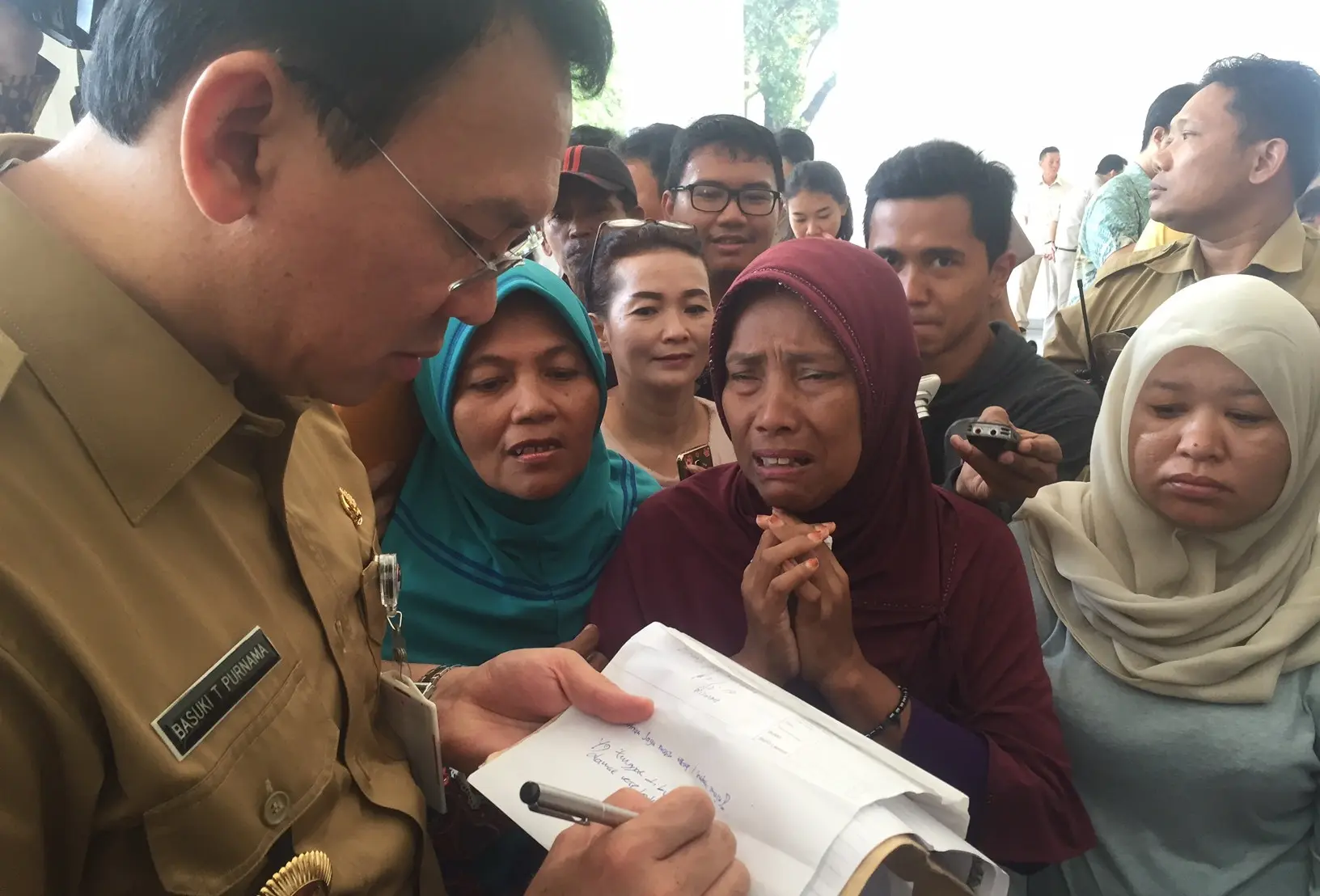 Warga Bukit Duri, Siti Haroh, menangis saat mengadu ke Gubernur DKI Basuki Tjahaja Purnama atau Ahok. (Liputan6.com/Delvira Chaerani Hutabarat)