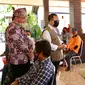 Total ada sekitar 250 pelaku wisata yang menerima bantuan langsung dari Bupati Banyuwangi Abdullah Azwar Anas selaku ketua Gugus Tugas Penanganan Covid-19 Banyuwangi.