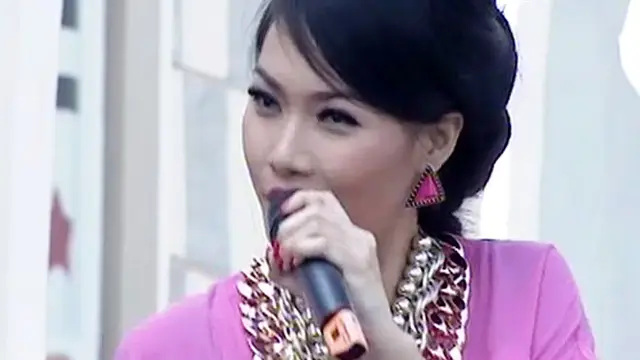 Duo Anggrek membawakan lagu Pacar Salah Sambung dalam acara inBox SCTV (07/08/2014). 