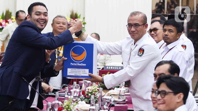 Iring-iringan Massa Pendukung Partai Nasdem Antar 580 Nama Bacaleg Daftar ke KPU