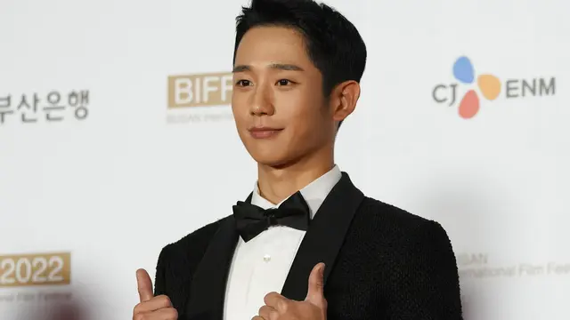 Jung Hae In dalam Busan International Film Festival. (AP Photo/Ahn Young-joon)