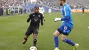 Kiper FC Dallas, Maarten Paes (kanan) berebut bola dengan pemain Inter Miami, DeAndre Yedlin saat laga lanjutan MLS (Major League Soccer) 2024 melawan Inter Miami di Cotton Bowl, Dallas, Texas, 22 Januari 2024. (AFP/Getty Images/Carmen Mandato)