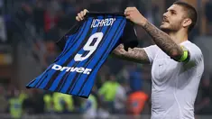 Pemain Inter Milan, Mauro Icardi menunjukkan jerseynya kepada suporter usai mencetak gol ke gawang AC Milan pada pekan kedelapan Liga Italia di Stadion Giuseppe Meazza, Minggu (15/10). Gol Inter Milan diborong oleh Icardi, 3-2. (AP/Antonio Calanni)