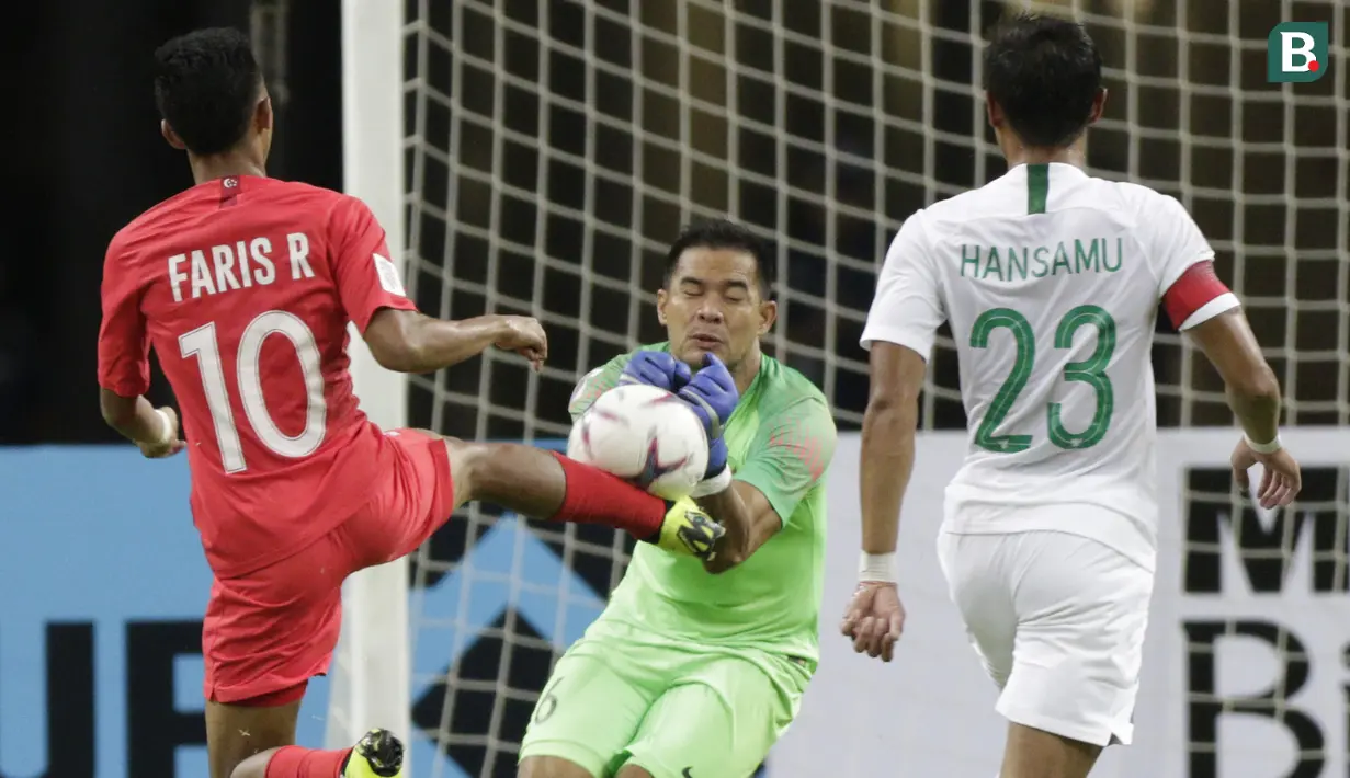 Kiper Indonesia, Andritany Ardhiyasa, tampak berjuang keras. Ia selalu berusaha sekuat tenaga menghalau bola serangan Singapura. (Bola.com/M Iqbal Ichsan)