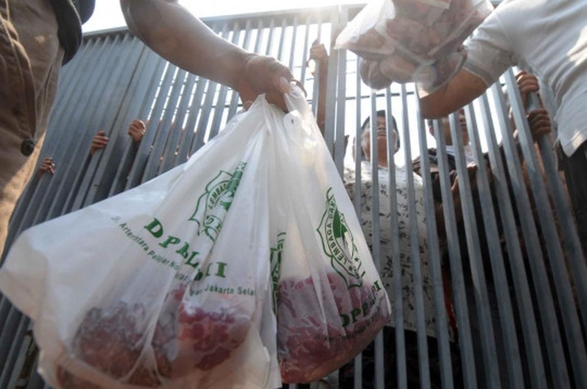 Antusiasme warga berebut daging kurban di DPP LDII