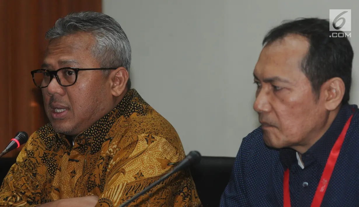 Ketua KPU Arief Budiman (kiri) dan Wakil Ketua KPK Saut Situmorang (kanan) memberi keterangan terkait kerja sama LHKPN di Gedung KPK, Jakarta, Senin (8/4). KPU dan KPK mengumumkan nama-nama anggota legislatif yang telah memberikan LHKPN. (merdeka.com/Dwi Narwoko)