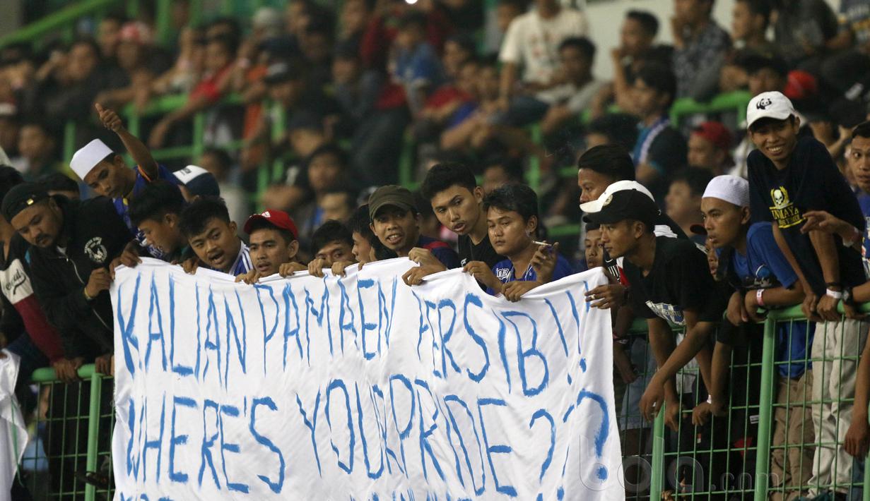 Bobotoh membentangkan spanduk untuk pemain Persib usai laga Liga 1 2017 antara Bhayangkara FC melawan Persib Bandung di Stadion Patriot, Bekasi, Minggu (4/6/2017). (Bola.com/Nicklas Hanoatubun)