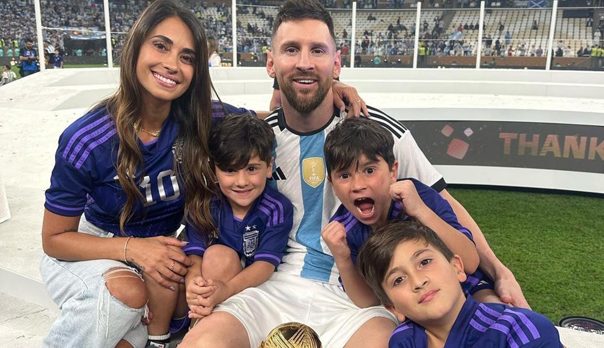 Istri Lionel Messi, Antonella Roccuzzo turut hadir di pertandingan final Piala Dunia 2022 Qatar untuk mendukung sang suami. Tak sendiri, ia juga mengajak ketiga putra kecilnya. Momen bahagia Messi merayakan kemenangan bersama istri dan anak-anaknya di tengah lapangan pun mencuri perhatian. (Liputan6.com/IG/@antonelaroccuzzo)