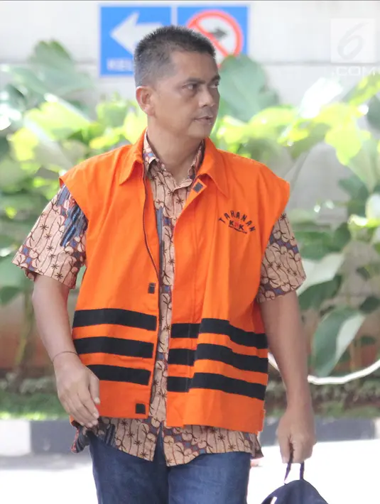 Direktur Utama PT Sarana Bangun Nusantara (SBN) Hasmun Hamzah menuju gedung KPK untuk menjalani pemeriksaan, Jakarta, Jumat (27/4). Hasmun ditangkap karena memberikan fee proyek kepada Wali Kota Kendari Adriatma Dwi Putra. (Liputan6.com/Herman Zakharia)