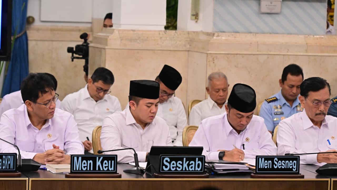 Seskab Teddy Pastikan Negara Hadir ke Pelosok Daerah: Tak akan Biarkan Rakyat Hadapi Kesulitan