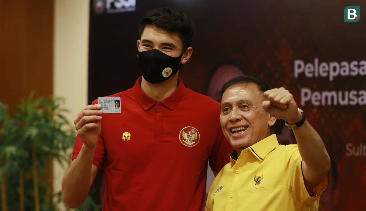 Elkan Baggott dipastikan akan memperkuat Timnas Piala AFF 2020 usai mengantongi Kartu Tanda Penduduk dari Kantor Ditjen Dukcapil Kemendagri, Selasa 9 November 2021. (Bola.com/M Iqbal Ichsan)