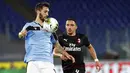 Pemain Lazio, Luis Alberto, mengontrol bola dengan dada saat melawan AC Milan pada laga Serie A di Stadion Olympic, Roma, Sabtu (4/6/2020). Lazio takluk 0-3 dari AC  Milan. (AP/Riccardo De Luca)