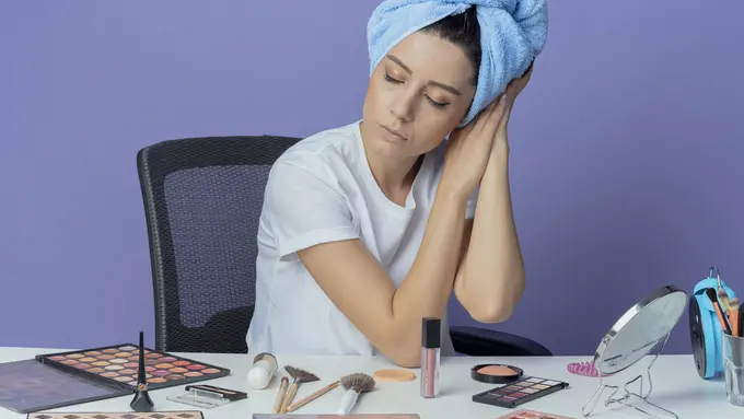 Teknik makeup untuk menyamarkan mata bengkak akibat kurang tidur