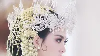 Syahrini mengunggah foto memakai siger di atas kepalanya. Ia bangga membawa tradisi Sunda ke Negeri Sakura (Dok.Instagram/@princessyahrini/https://www.instagram.com/p/Bu_EY8ZlMBH/Komarudin)