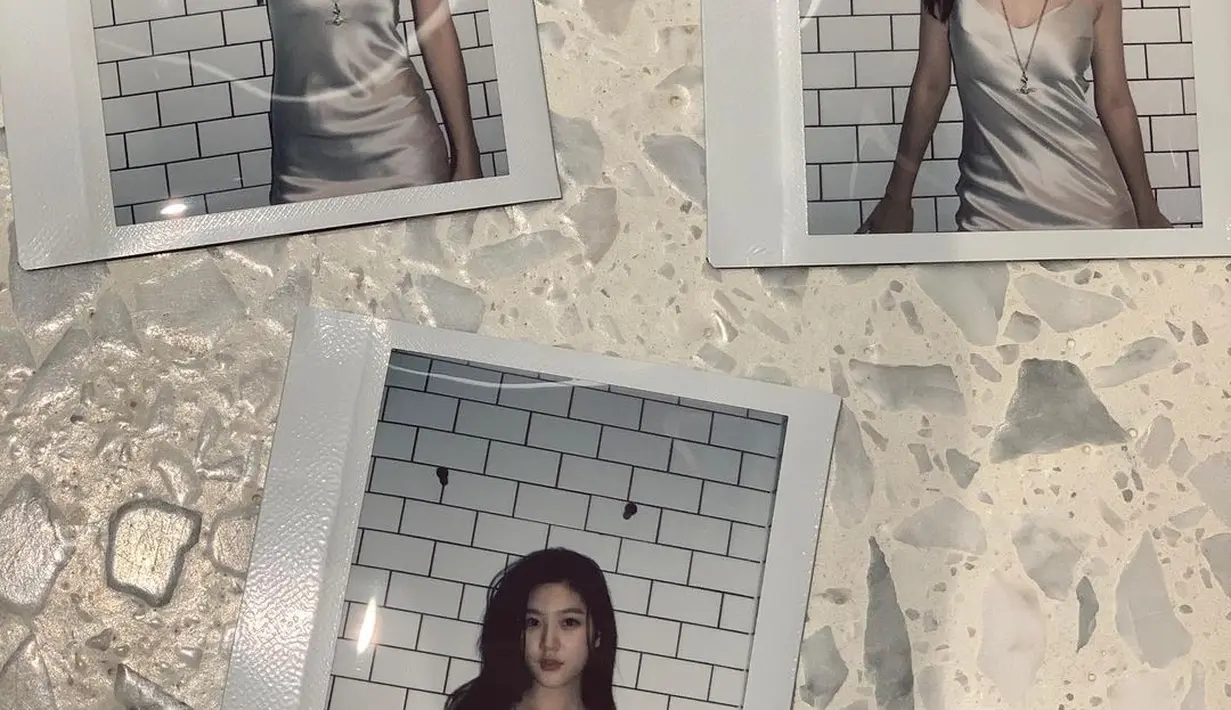 Mengenakan satin dress berwarna abu-abu, Kim Sae Ron memperlihatkan sisi kedewasaannya. Ditambah lagi dengan penataan rambut panjangnya dengan gaya messy hair yang diarahkan ke samping kiri. (instagram/ron_sae)