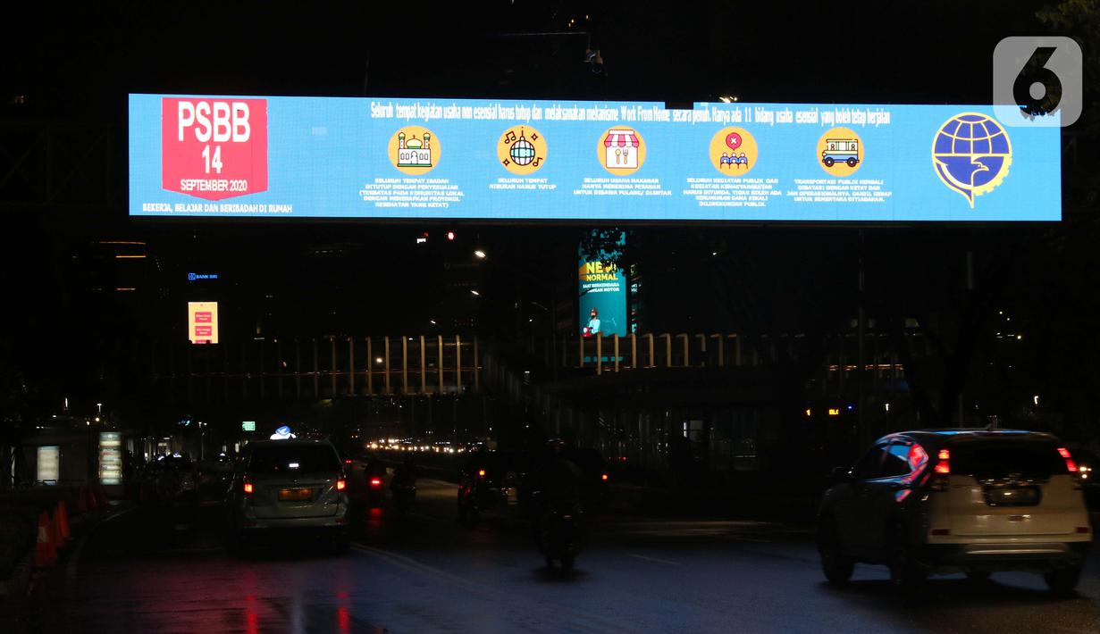 Kendaraan melintas di jalan Jenderal Sudirman, Jakarta, Selasa (15/9/2020). Guna mengurangi pola penyebaran COVID-19, Pemda DKI Jakarta kembali menerapkan PSBB dengan membatasi aktivitas warga, perdagangan maupun perkantoran. (Liputan6.com/Helmi Fithriansyah)