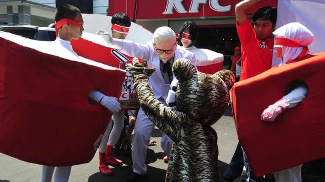 Aksi macan berunjuk rasa di restoran KFC