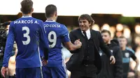 Manajer Chelsea, Antonio Conte (kanan) menghampiri anak asuhnya usai The Blues menang 1-0 atas West Bromwich Albion, pada laga lanjutan Premier League 2016-2017, di Stadion Stamford Bridge, Sabtu (11/12/2016).  (Reuters/John Sible)
