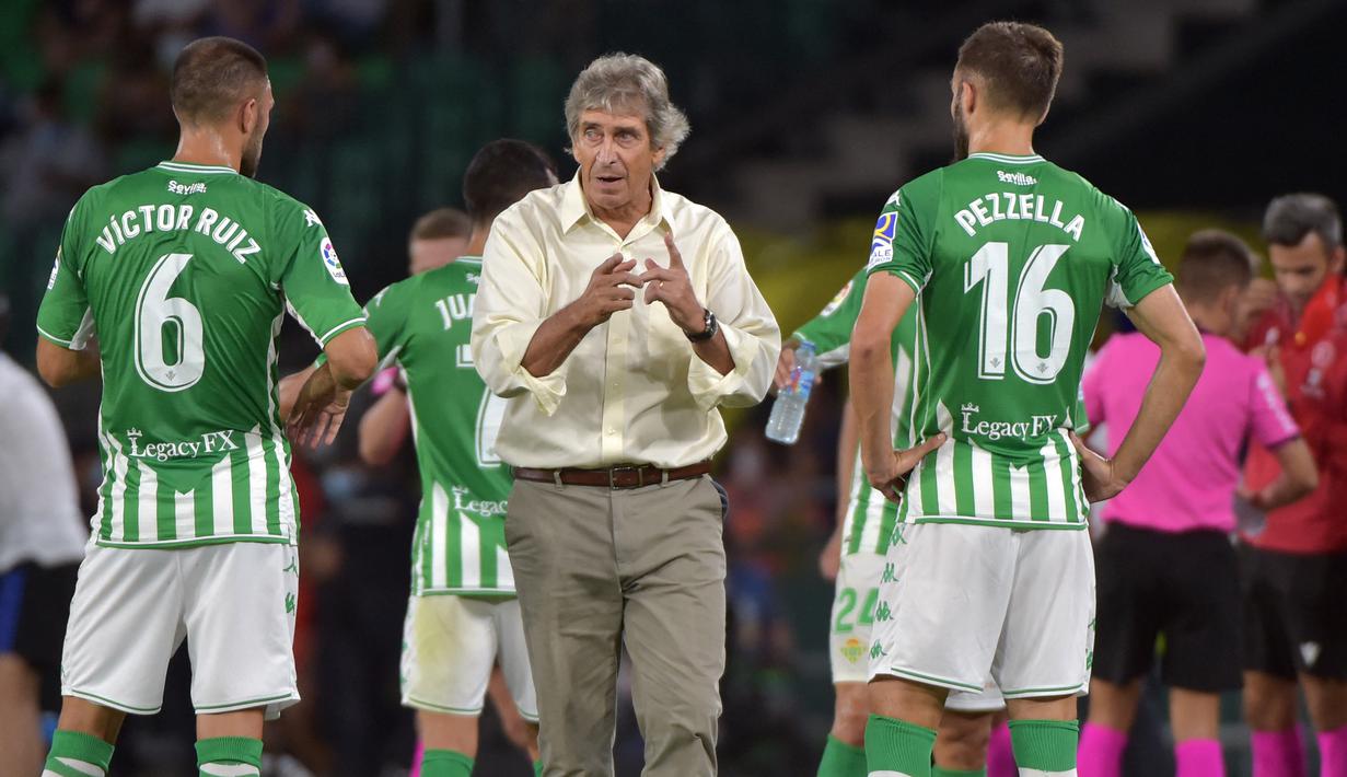 Manuel Pellegrini. Pelatih asal Cile berusia 68 tahun ini kini menjalani musim keduanya bersama Real Betis di LaLiga. Klub pertama yang ditanganinya adalah Universidad de Chile pada Januari 1988. Bersama Manchester City meraih trofi Premier League pada musim 2013/2014. (AFP/Cristina Quicler)