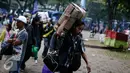 Para pemudik mencari bis saat mengikuti mudik gratis Demokrat di Parkir Timur Senayan, Jakarta, Minggu (3/7). Mudik gratis menggunakan 100 armada bus menuju berbagai kota di pulau Jawa. (Liputan6.com/Faizal Fanani)