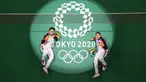 Pasangan Indonesia, Apriyani Rahayu (kiri) dan Greysia Polii Indonesia berpose di lapangan dengan medali emas bulu tangkis ganda putri mereka selama Olimpiade Tokyo 2020 di Musashino Forest Sports Plaza di Tokyo pada 2 Agustus 2021. (AFP/Pool/Lintao Zhang)