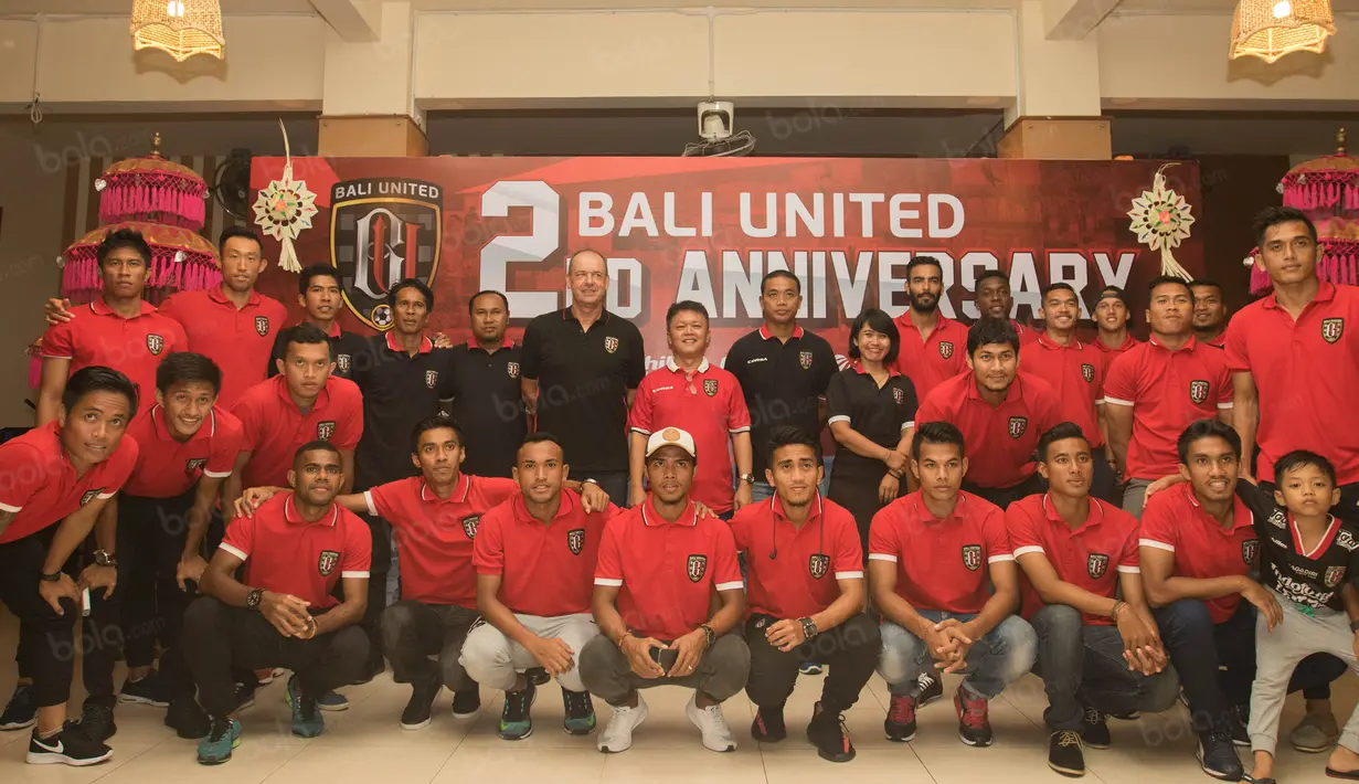 Para pelatih, pemain dan official foto bersama saat merayakan hari jadi Bali United yang kedua. (Bola.com/Vitalis Yogi Trisna)