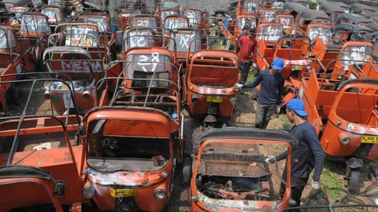 Melihat pemusnahan bajaj dua tak di Cipinang Bali