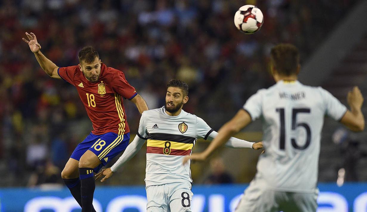 Bek sayap Spanyol, Jordi Alba, menjauhkan bola dari penyerang Belgia, Yannick Carrasco. Pada laga ini Belgia menggunakan formasi 4-2-3-1 sementara Spanyol 4-1-4-1. (AFP/John Thys)