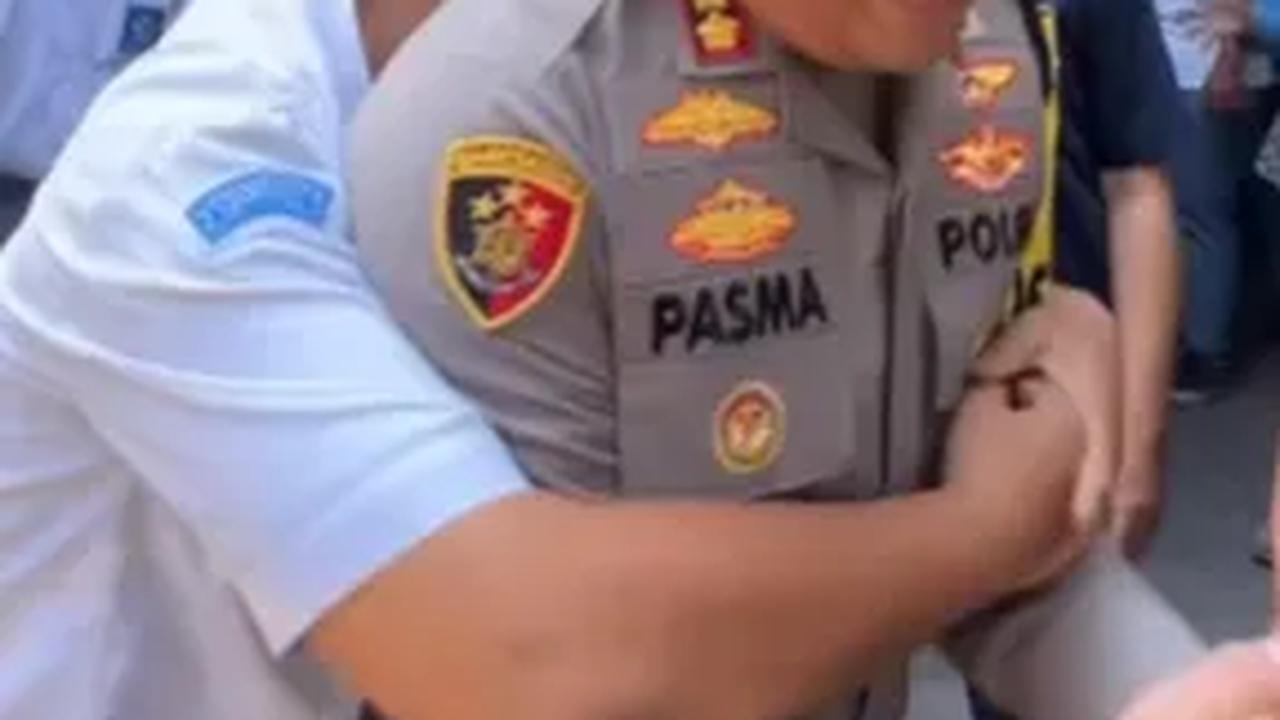 Kapolres Surabaya Dipeluk Gembira Siswa SMK Prapanca 2 Usai Penyegelan Sekolah Dibuka Kembali