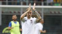 Lucas Biglia diperkenalkan sebagai pemain AC Milan. (AP Photo/Antonio Calanni)