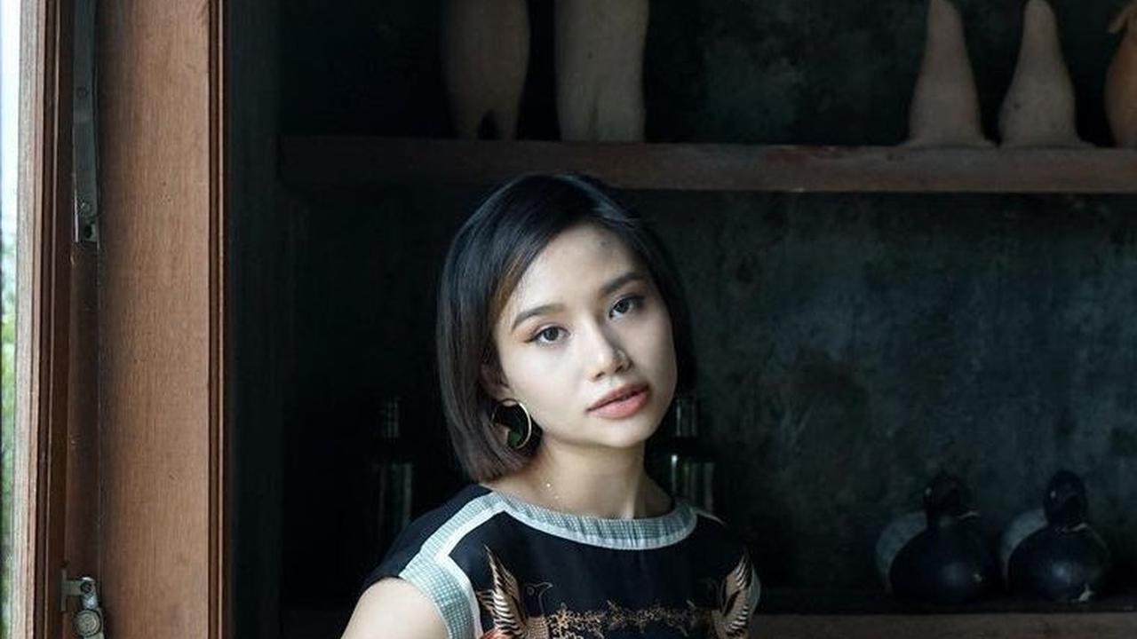 1. Pilih Atasan Batik Model Crop Top dan Sleeveless untuk Tampil Kasual Kekinian<br>