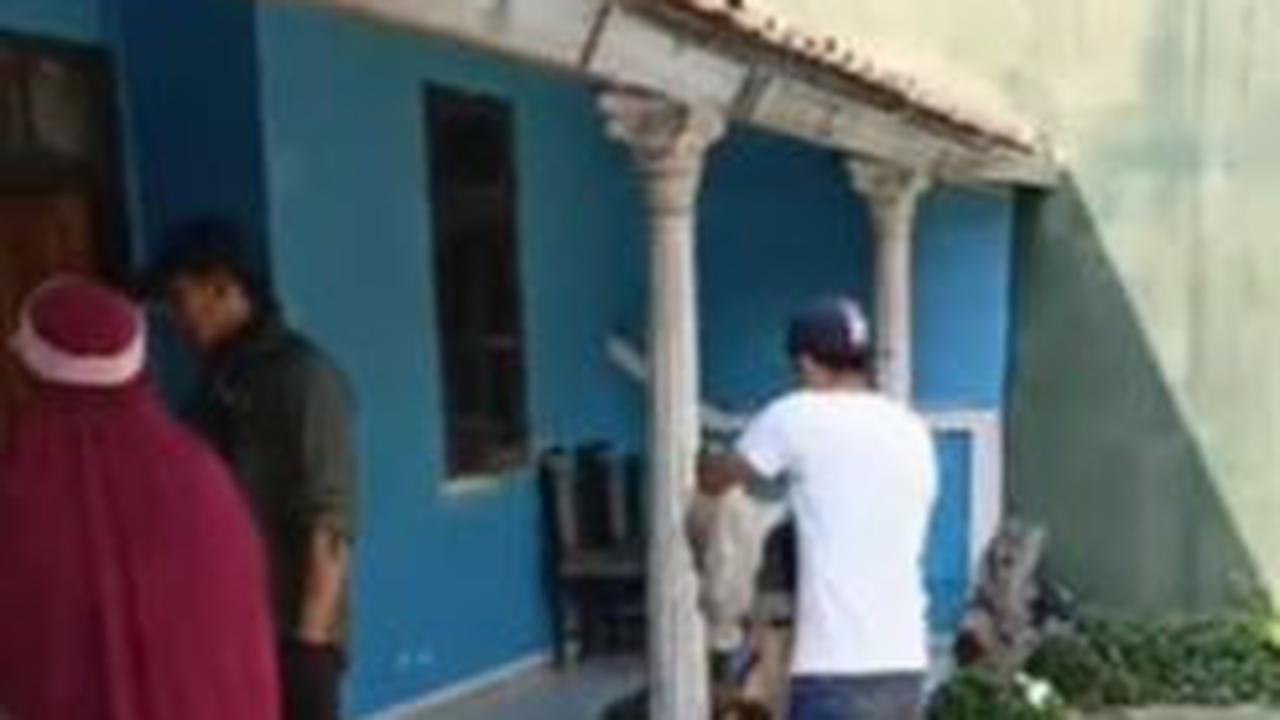 "Momen warga kembalikan sampah ke orang yang buang sampah sembarangan," demikian dikutip dari keterangan video.